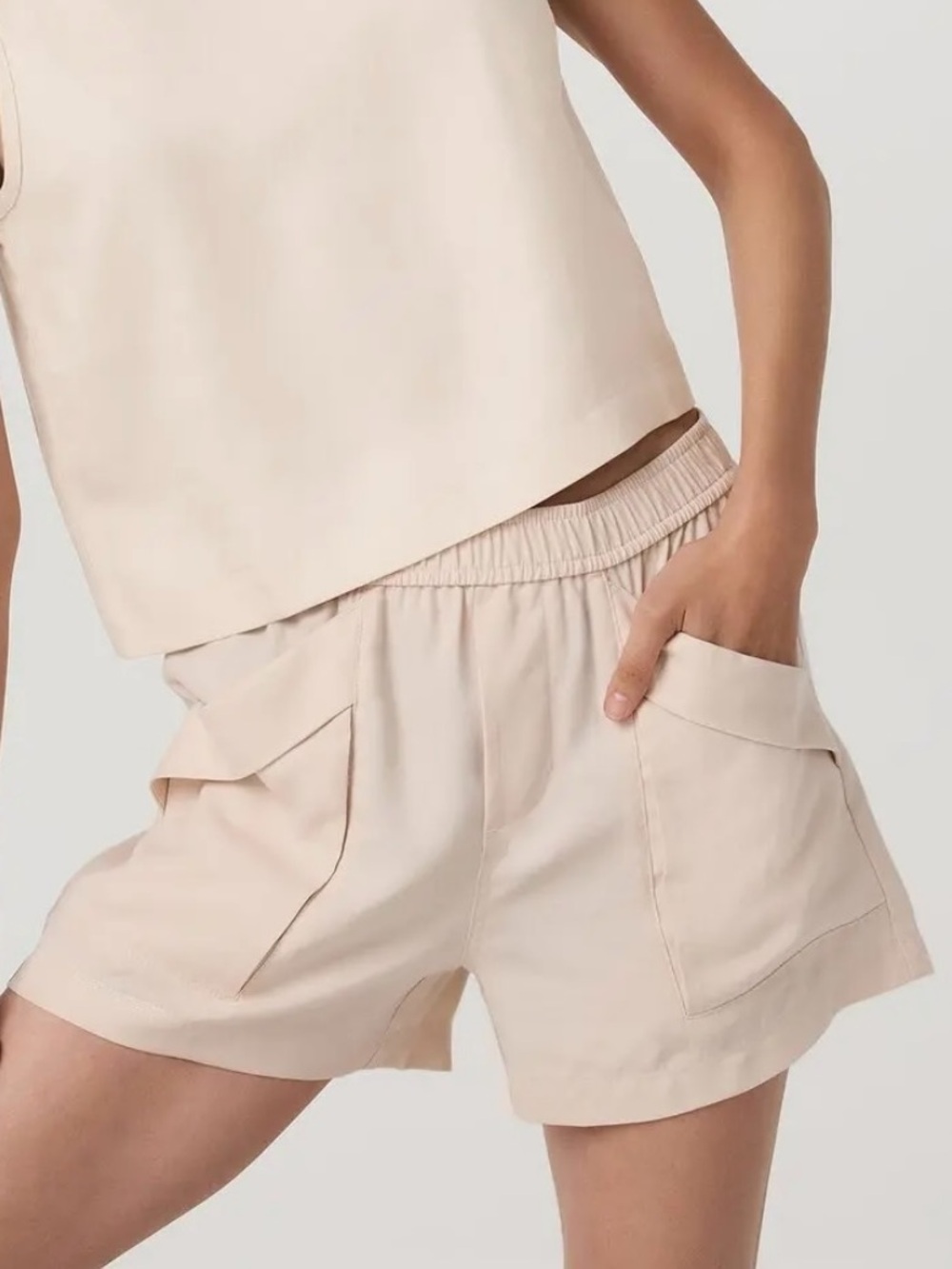 NWT Vuori Trestles Twill Tie Short in Sand Dollar Small